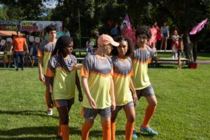 Alana Cabral Instagram - Alana Cabral no futebol???? Não! 
Mas Alana de “Meninas Não Choram” topa tuuudo pra ver a Pipa (@leticiabragaoficial ) feliz! 
a partir do dia 30 de abril na sua telinha @netflixbrasil ❤️