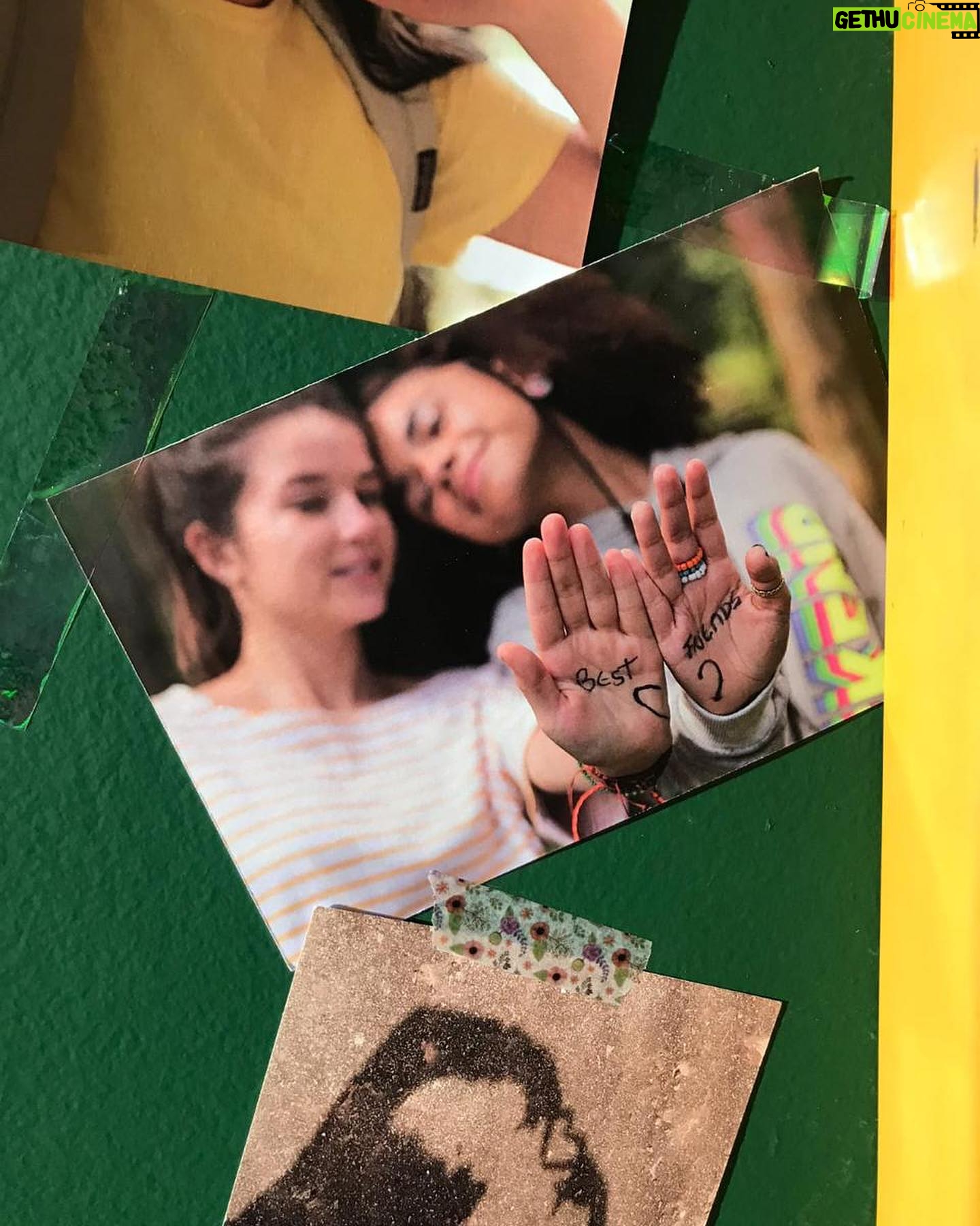 Alana Cabral - 731 Likes - Lelê, quando eu te conheci (acho que você nem lembra) era sua fã, queria demaaais conhecer de verdade a pessoa maravilhosa que todo mundo me dizia que você é.. Eu só não contava que após alguns anos eu gravaria o meu PRIMEIRO LONGA da vida ao seu lado (@vivijundi maravilhosaa)!Consequentemente encontraria uma pessoa divertida, extremamente iluminada e o melhor, AMIGA. Mas assim, amiga mesmo! Aquelas que não passa nem uma semana de amizade e você já quer sair falando que ama, uma pessoa tão única e genuinamente você, que me fez confiar e acreditar na minha força e me apoiou como ninguém!
Obrigada por caminhar junto a mim em um projeto tão brilhante, “Meninas Não Choram” me proporcionou momentos incríveis ao seu lado e sou grata por isso!
Estou doida para o mundo ver a artista e pessoa maravilhosa que é Letícia Braga… Assistiremos com muito orgulho Pipa, Alana e o nosso lindo filme dia 30 de abril na Netflix❤️
@leticiabragaoficial