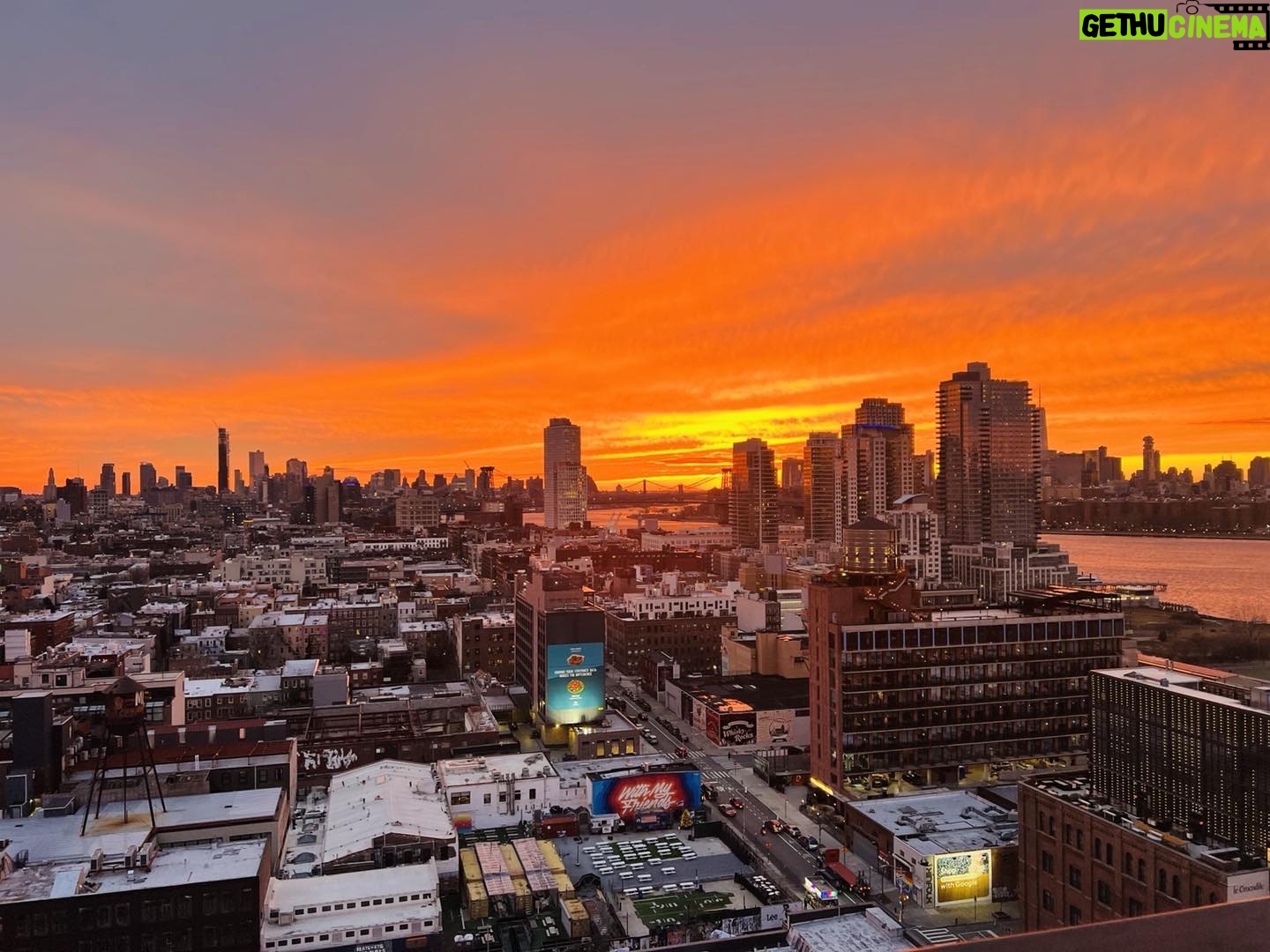 Alana de la Garza - 2.2K Likes - Nothing like a NYC sunset! 🥰 Here’s to a HAPPY AND HEALTHY NEW YEAR! Let’s do this. ❤️