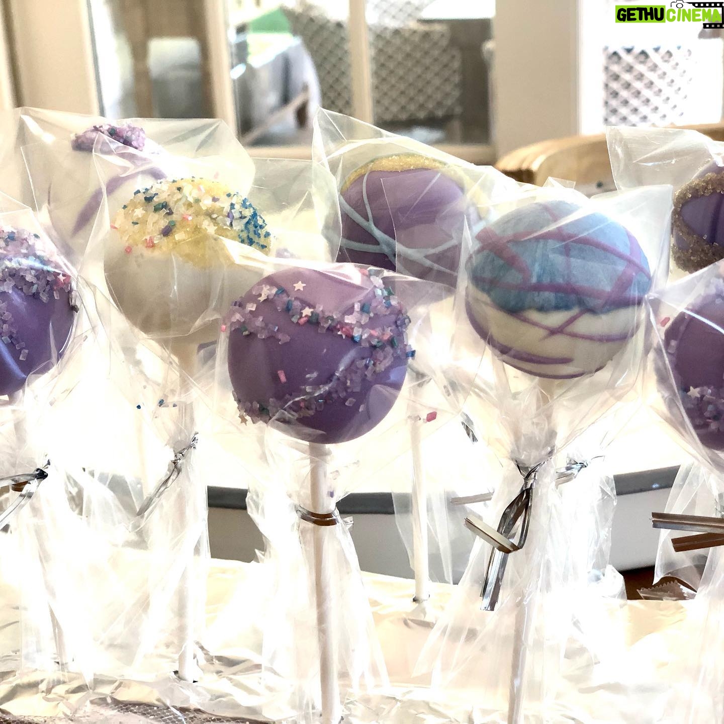 Alana de la Garza - 1.4K Likes - Thank you @a.f.cakepops for my private cake pop lesson! My little chef and I had so much fun 🤩 Your treats are literally the tastiest I’ve ever had!! #Summer #Birthdays #delicious
