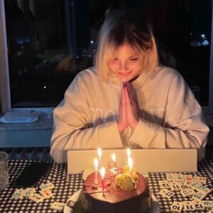 Alara Bozbey Instagram - Hoş geldin yeni yaş 🙏❤
Malum karantina'ya denk geldiği için evdeki imkanlarımızla pastamızı ancak okey masasında kesebildik ve ayrıca okey'de kaybeden de ben oldum :) sağlık olsun başka kazançlarım olacağı içindir muhakkak 🥰
Sevgilerimle 🌺🌺🌺
21.02.2021 ❤
