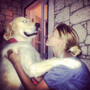Alara Bozbey Instagram - Aris bugün beni uyandırmaya gelmedi... Gözümü açtığımda yatağımın bir köşesine
yaslanmış sarı bir kafa,boncuk boncuk pati sesi
ve sallanan kuyruk yoktu...
Aris melek oldu çünkü..
Birbirimize çok güzel bir 11 yıl yaşattık... O gitti,anılar kaldı...
Herkes onu çok sevdi,
çünkü insan seven bir canlıydı... Aniden gitmesi beni derinden etkiledi,ama olacakların önüne geçemiyorum elbette ki... Arisim melek oldu ... 
20.03.2009 ♾05.04.2020 ...