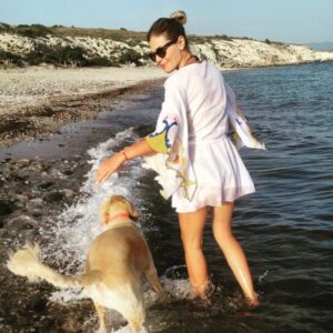 Alara Bozbey Instagram - Aris bugün beni uyandırmaya gelmedi... Gözümü açtığımda yatağımın bir köşesine
yaslanmış sarı bir kafa,boncuk boncuk pati sesi
ve sallanan kuyruk yoktu...
Aris melek oldu çünkü..
Birbirimize çok güzel bir 11 yıl yaşattık... O gitti,anılar kaldı...
Herkes onu çok sevdi,
çünkü insan seven bir canlıydı... Aniden gitmesi beni derinden etkiledi,ama olacakların önüne geçemiyorum elbette ki... Arisim melek oldu ... 
20.03.2009 ♾05.04.2020 ...
