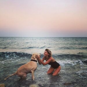 Alara Bozbey Instagram - Aris bugün beni uyandırmaya gelmedi... Gözümü açtığımda yatağımın bir köşesine
yaslanmış sarı bir kafa,boncuk boncuk pati sesi
ve sallanan kuyruk yoktu...
Aris melek oldu çünkü..
Birbirimize çok güzel bir 11 yıl yaşattık... O gitti,anılar kaldı...
Herkes onu çok sevdi,
çünkü insan seven bir canlıydı... Aniden gitmesi beni derinden etkiledi,ama olacakların önüne geçemiyorum elbette ki... Arisim melek oldu ... 
20.03.2009 ♾05.04.2020 ...