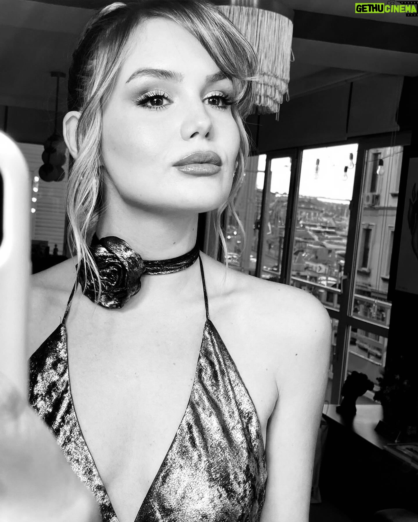 Alara Turan Instagram - Glam ✨ Hair: @guneyaslanofficial @garagecaddebostan 🌿 Make-up: @cananhzl 🌸