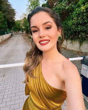 Alara Turan Instagram - Akşama düğünümüz var! ✨
@evlilikhkhersey final bölümüyle bu akşam @foxturkiye de. Henüz veda etmiyorum, arkası yarın :) 🤗
@mfyapimtv
📸: @erkansorkun 🌿