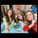 Alara Turan Instagram – Eveeet, bu bir veda postudur! ⭐️
Evlilik Hakkında Her Şey serüvenimiz bu hafta son buldu. Dahil olduğum günden bu yana içinde bulunmaktan mutluluk duyduğum, anlattığımız güçlü, kadına değer veren hikayelerinden her zaman gurur duyduğum bu işin bir parçası olmamı sağlayan başta yapımcımız, yönetmenlerimiz olmak üzere tüm kamera önü ve arkası ekip arkadaşlarıma, ve tabi ki beni üvey :) görmeyip geldiğim günden beri desteğini esirgemeyen siz değerli seyircilerimize bir teşekkürü borç bilirim. ✨ 
Sürç-ü lisan ettiysek affola. Başka projelerde tekrar görüşmek dileğiyle… ❤️
