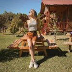 Alara Turan Instagram – Sonbahar havası, belki biraz daha sıcağı. 🍃🍂 #octoberfeels