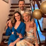 Alara Turan Instagram – Eveeet, bu bir veda postudur! ⭐️
Evlilik Hakkında Her Şey serüvenimiz bu hafta son buldu. Dahil olduğum günden bu yana içinde bulunmaktan mutluluk duyduğum, anlattığımız güçlü, kadına değer veren hikayelerinden her zaman gurur duyduğum bu işin bir parçası olmamı sağlayan başta yapımcımız, yönetmenlerimiz olmak üzere tüm kamera önü ve arkası ekip arkadaşlarıma, ve tabi ki beni üvey :) görmeyip geldiğim günden beri desteğini esirgemeyen siz değerli seyircilerimize bir teşekkürü borç bilirim. ✨ 
Sürç-ü lisan ettiysek affola. Başka projelerde tekrar görüşmek dileğiyle… ❤️