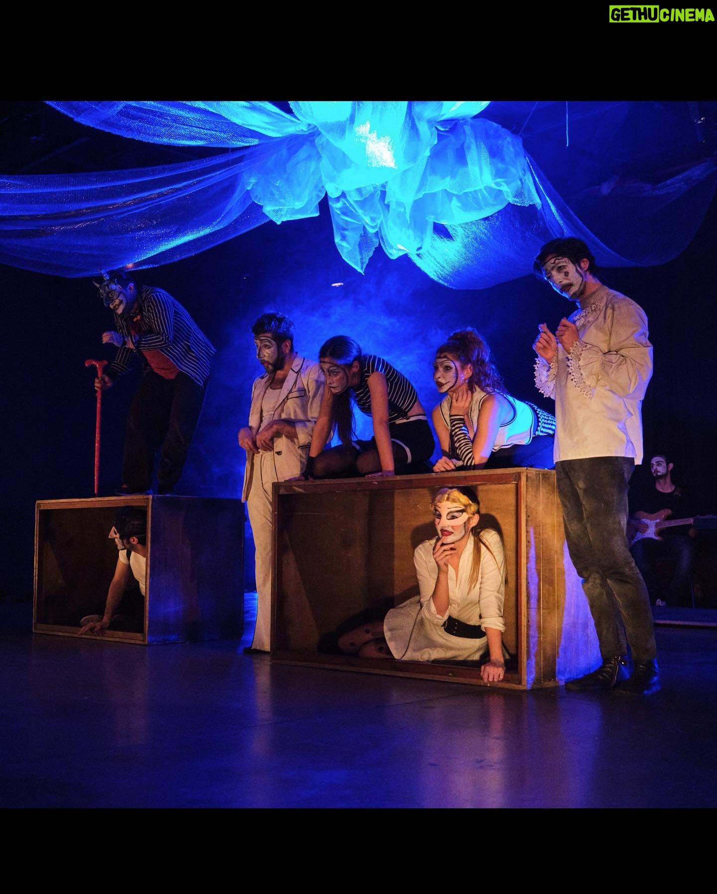Alara Turan Instagram - “FAUST?” @arsizkumpanya 💛 Yazan: Johann Wolfgang Von Goethe Uyarlayan & Yöneten: @yigitsertdemir 📌 10 Ocak • 3 Şubat 20.30 @kulturalperformingarts Biletler @biletix te! 🎟 📸: @ozknince #faust #tiyatro #arsızkumpanya #etkinlik #art #sahne #goethe #istanbul