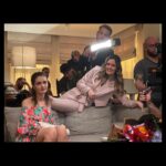 Alara Turan Instagram – Eveeet, bu bir veda postudur! ⭐️
Evlilik Hakkında Her Şey serüvenimiz bu hafta son buldu. Dahil olduğum günden bu yana içinde bulunmaktan mutluluk duyduğum, anlattığımız güçlü, kadına değer veren hikayelerinden her zaman gurur duyduğum bu işin bir parçası olmamı sağlayan başta yapımcımız, yönetmenlerimiz olmak üzere tüm kamera önü ve arkası ekip arkadaşlarıma, ve tabi ki beni üvey :) görmeyip geldiğim günden beri desteğini esirgemeyen siz değerli seyircilerimize bir teşekkürü borç bilirim. ✨ 
Sürç-ü lisan ettiysek affola. Başka projelerde tekrar görüşmek dileğiyle… ❤️