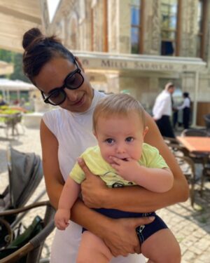 Alayça Öztürk Instagram - Dump mı damp mı dank mı neyse ne dünden pozitif kareler 🩷 yaklaşık 20 yıl önce MSGSÜ Devlet Konservatuvarında başlayan dostluk bugün bebelerin de aramıza katılmasıyla büyük bir aileye dönüştü sizi çok seviyorum kızlar ama gücenmece yok en çok bebeleri seviyorum 🤓 🧿🩷🌼 
@ozlemocalmaz 
@tuba_karabeyozkok 
@nurhakminesoz 
@tuugbaozkul 
@ipekgulbir 
@ozancolia 
@ulucozkok