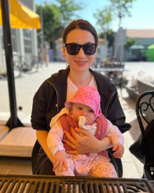 Alayça Öztürk Instagram - Kaşları çatık bebe ile sosyalleşme keyfi 🧿❤️😁