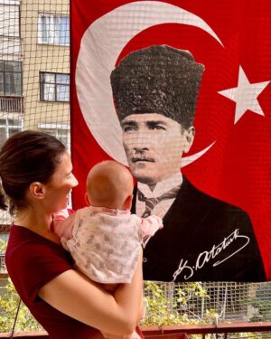 Alayça Öztürk Instagram - Çok yaşa gözümün nuru çok yaşa Cumhuriyet #cumhuriyet100yaşında 
Yüce Atatürk sen rahat uyu çocukların burada #29ekimcumhuriyetbayramı kutlu olsun🇹🇷❤️