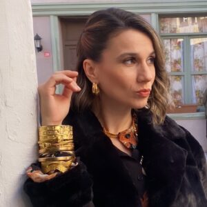 Alayça Öztürk Instagram - Bu akşam hayatınıza şu şekilde girmeye geleceğim çayları hazırlayın 😉 @kendidusenaglamaztrt bu akşam 20.00 de @ngmediatv #kendidüşenağlamaz