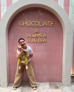 Alayça Öztürk Instagram - Kızımla harika bir yer keşfettik @chocolatepatisserie.tr de her şey onlar için 🩷