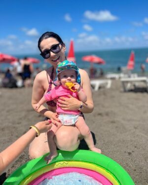 Alayça Öztürk Instagram - İlk tatilin nasıl geçiyor kızım? ☀️