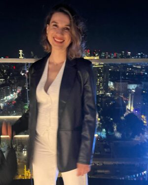 Alayça Öztürk Instagram - “Yüz kere yere düşmüş olayım; başkalarına çelme takan bir kadın olmayacağım. Ben kazanan değil, insan olmak istiyorum.“ rivayete göre Frida söylemiş bu sözü.Bilemiyorum.Kim demişse doğru demiş.Dolu dolu kırk oldum kimseye çelme takmadan ama insan olmanın tüm zaaflarını da ruhumda duyarak.Ne yalansızım ne mükemmel.Kimseye çelme takmadan devam kızım.Doğru bildiğini söyleyerek, hakkını savunarak,seçtiğini severek devam.Biraz hüzünlüyüm yalan yok,çok eğlenerek çok üreterek ama çok hızlı geçti yıllar ve elbette sessizce mücadele ile.O halde diliyorum dileğimi hepimiz ve kendim için ve üflüyorum  40 koca mumu.
Hep daha iyiye güzele birlikte saglıkla nice yıllara kocaman ve seçtiğim ailem💜 günümü şenlendiren arayan soran herkese tüm sevdiklerime…iyi ki varsınız💓