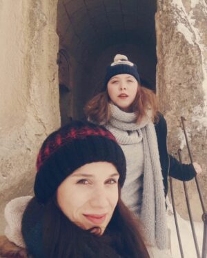 Alayça Öztürk Instagram - Keşke ilk tanıştığımız anın fotoğrafı olsaydı be Hazot
Yer Akla Kara dublaj studyosu,yıl 2002 içerde Elif Erdal kayıtta ben masada time code tutup replik takip ediyorum kimseyi tanımıyorum gerginim utangacım çocugum
Ve sonra hikaye başlıyor bir genç kızla bir çocugun dostlugu kardeşliği yoldaşlıgı sırdaşlığı başlıyor 
Hazal : (10) Merhaba ben Hazal. Elif Erdal ve Galip Erdal’ın kızıyım .Sen kimsin?
Alayça : (18) Alayça

Ailece hayatımı değiştiren Erdal’ların kızı kızkardeşim oluveriyor ve büyüyoruz beraber 
Yolda başımıza neler neler geliyor kimseye anlatamıyoruz…sonra eee anlat diyor birimiz dökülüveriyor diğeri 
Ağlıyoruz her şeye reklamlara,filimlere,çiçeklerin açışına,çocuklara,ağaçlara Elif abla çok dalga geçiyo bu ağlak halimizle😇ama en çok gülüyoruz ağız dolusu, önce birbirimize sonra tüm dünyaya (A)
Seni çok seviyorum iyi ki doğdun @elifyerdal ve @ahmetgaliperdal a nasıl teşekkür etsem bilmiyorum bana kardeş yoldaş sırdaş oldun. çok hüzünlüyüm biraz kızgınım azıcıkta buruğum 
İyi ol hep iyi ol hep mutlu ol.Gittiğin her yerde ben yanındayım çünkü kalbimin bir parçasını da götürüyorsun❤️iyi ki doğdun iyi ki varsın aslan yürek
(Yoo ağlamıyorum gözüme bir şey kaçtı)