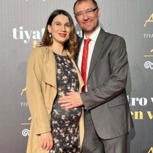 Alayça Öztürk Instagram - Bak sana 3500 kişilik bir doğum günü kutlaması hazırladık 😁 iyi ki doğdun sevgilim ❤️ #afifejaletiyatroödülleri