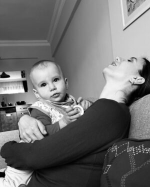 Alayça Öztürk Instagram - Bu bir teşekkür postudur içimden gelmiştir.Lohusayken ben de her anne gibi perişan ve yardıma muhtaçtım.Bu süreç bana zaten bildiğim çok önemli bir şeyi hatırlattı.Seçtiğim ailemin ve ailemin önemini🩷 Canım annem @gulumserhanayli tam 6 ay buzdolabımızı doldurdu yemeğimizi yaptı çünkü makarna bile haşlayacak takatim ve zamanım yoktu.Canım dostlarım @tugcekaraoglan @denizarna @gamzedar en zor zamanımda hep kapımı çaldılar.Tek başıma nasıl yaparım dememe fırsat kalmadan her gün biri destege koştu.Taşınma hatta ülke değiştirme tantanasını bi kenara bırakıp “abla ben buradayım gelirim sıkma canını” diyen kızkardeşim @hazalerdal Alin’i şarkılar söyleyerek sakinleştirdi.Yapamıyorum diye  ağladığımda beni @elifyerdal sakinleştirdi. “Sen deli misin ben de çok zorlandım yalnız değilsin “ diye diye beni resmen hayata döndüren @gaye_karaoglan en aciz zamanımda yetişti. Bir sürü güzel kadın el vermeseydi nasıl olurdu bilmiyorum? Sizi çok seviyorum ❤️ bir çocuğu bir köy büyütür demişler çok doğru demişler.Ben köyümü çok seviyorum🌸 kimse kendine yüklenmesin🙏 yardım almak alabilmek yardım istediğinde yanında olan sevdiklerini görmek en büyük zenginlik. Ve @gupseo beni komedi filminde de ağlattın ya helal olsun bu postun sebebi sensin🙃