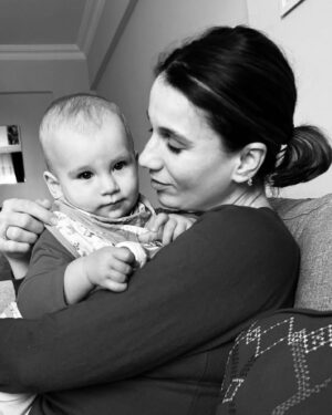 Alayça Öztürk Instagram - Bu bir teşekkür postudur içimden gelmiştir.Lohusayken ben de her anne gibi perişan ve yardıma muhtaçtım.Bu süreç bana zaten bildiğim çok önemli bir şeyi hatırlattı.Seçtiğim ailemin ve ailemin önemini🩷 Canım annem @gulumserhanayli tam 6 ay buzdolabımızı doldurdu yemeğimizi yaptı çünkü makarna bile haşlayacak takatim ve zamanım yoktu.Canım dostlarım @tugcekaraoglan @denizarna @gamzedar en zor zamanımda hep kapımı çaldılar.Tek başıma nasıl yaparım dememe fırsat kalmadan her gün biri destege koştu.Taşınma hatta ülke değiştirme tantanasını bi kenara bırakıp “abla ben buradayım gelirim sıkma canını” diyen kızkardeşim @hazalerdal Alin’i şarkılar söyleyerek sakinleştirdi.Yapamıyorum diye  ağladığımda beni @elifyerdal sakinleştirdi. “Sen deli misin ben de çok zorlandım yalnız değilsin “ diye diye beni resmen hayata döndüren @gaye_karaoglan en aciz zamanımda yetişti. Bir sürü güzel kadın el vermeseydi nasıl olurdu bilmiyorum? Sizi çok seviyorum ❤️ bir çocuğu bir köy büyütür demişler çok doğru demişler.Ben köyümü çok seviyorum🌸 kimse kendine yüklenmesin🙏 yardım almak alabilmek yardım istediğinde yanında olan sevdiklerini görmek en büyük zenginlik. Ve @gupseo beni komedi filminde de ağlattın ya helal olsun bu postun sebebi sensin🙃