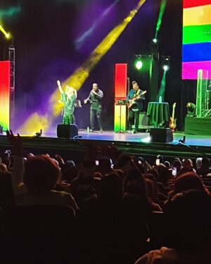 Alejandra Avalos Instagram - Feliz "50 Aniversario" querida @manoella_torres ! Extraordinario espectáculo, canté, reí, lloré y amé... Gracias por la invitación querido @elsergiogabriel Una noche inolvidable !!