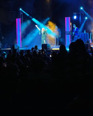 Alejandra Avalos Instagram - Feliz "50 Aniversario" querida @manoella_torres ! Extraordinario espectáculo, canté, reí, lloré y amé... Gracias por la invitación querido @elsergiogabriel Una noche inolvidable !!