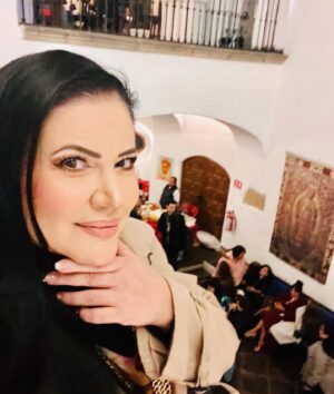 Alejandra Avalos Instagram - Una puesta en escena extraordinaria la de mi amigo @miguelgarzaof con mi querida @carmencampuzanooficial  en la Obra  de @eduitijerinachapa " Rojo 33" en la @casaindiofernandez  en este segunda temporada de @teatroenbreve de pacolalas #pacolalas Felicidades a todos por este éxito ! Celebrando 100 representaciones Hoy últimas funciones No se la pierdan !