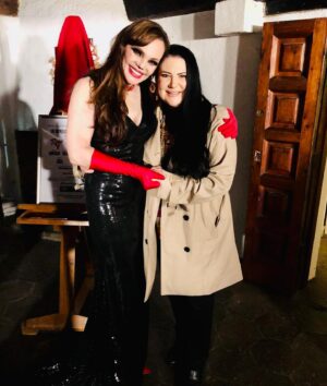 Alejandra Avalos Instagram - Una puesta en escena extraordinaria la de mi amigo @miguelgarzaof con mi querida @carmencampuzanooficial  en la Obra  de @eduitijerinachapa " Rojo 33" en la @casaindiofernandez  en este segunda temporada de @teatroenbreve de pacolalas #pacolalas Felicidades a todos por este éxito ! Celebrando 100 representaciones Hoy últimas funciones No se la pierdan !