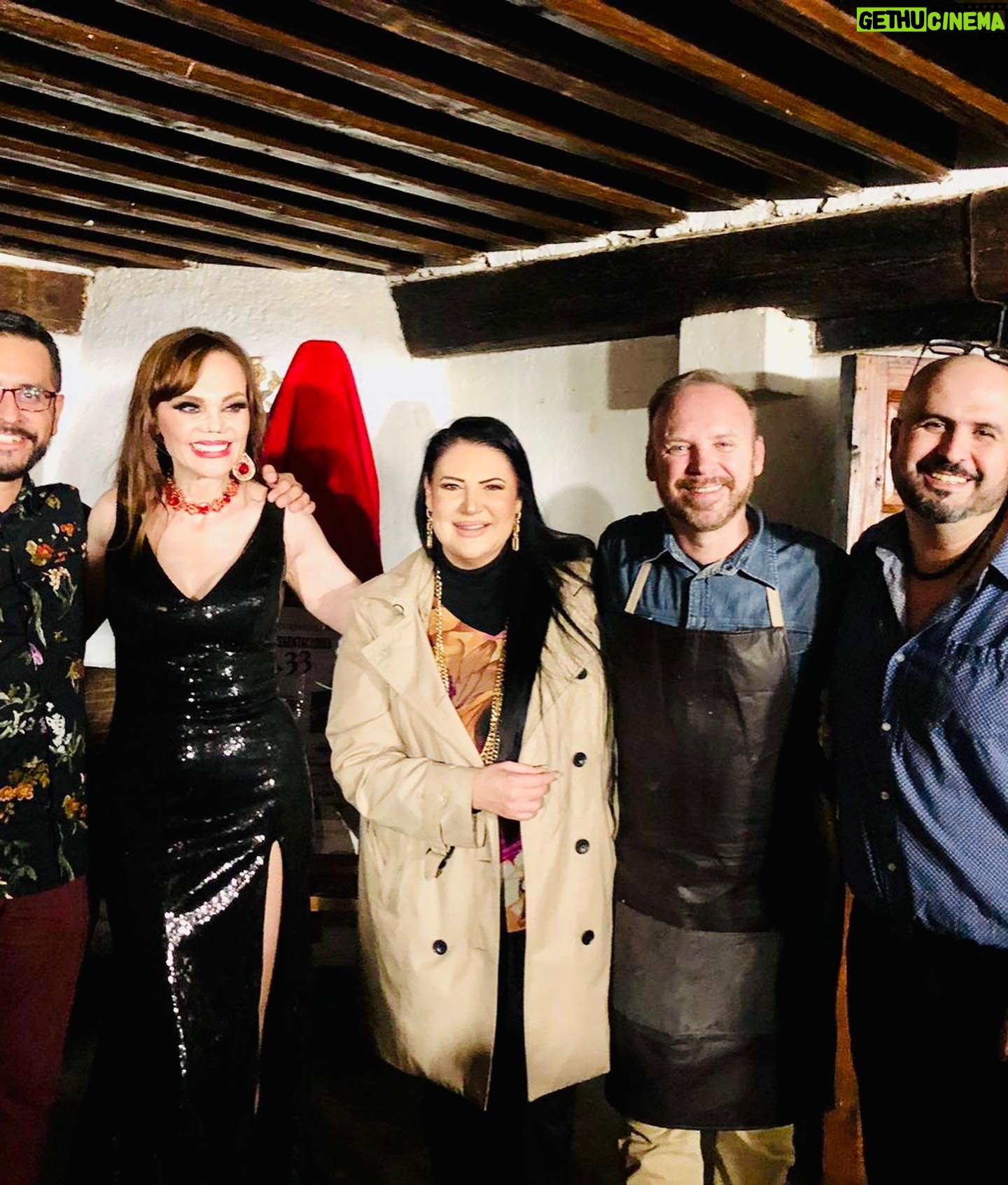 Alejandra Avalos - 473 Likes - Una puesta en escena extraordinaria la de mi amigo @miguelgarzaof con mi querida @carmencampuzanooficial en la Obra de @eduitijerinachapa " Rojo 33" en la @casaindiofernandez en este segunda temporada de @teatroenbreve de pacolalas #pacolalas Felicidades a todos por este éxito ! Celebrando 100 representaciones Hoy últimas funciones No se la pierdan !
