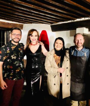 Alejandra Avalos Instagram - Una puesta en escena extraordinaria la de mi amigo @miguelgarzaof con mi querida @carmencampuzanooficial  en la Obra  de @eduitijerinachapa " Rojo 33" en la @casaindiofernandez  en este segunda temporada de @teatroenbreve de pacolalas #pacolalas Felicidades a todos por este éxito ! Celebrando 100 representaciones Hoy últimas funciones No se la pierdan !