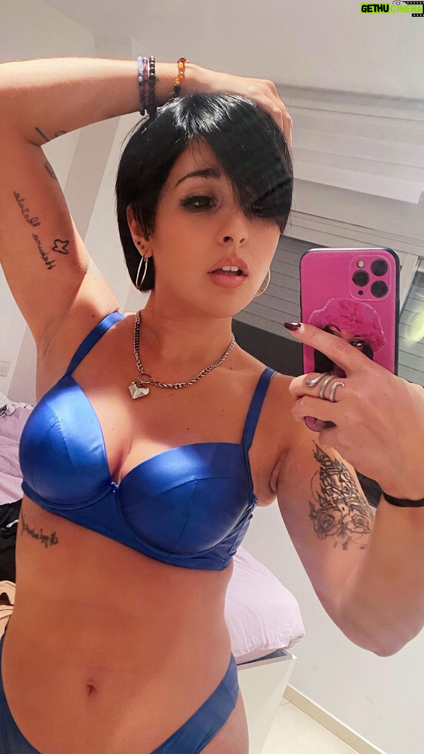 Alejandra Castelló González - 1.6K Likes - Lo prometido es deuda: SEGUNDA PARTE DE MI DEPILACIÓN LÁSER AHÍ ABAJO! 😅
.
Y si, llevo crema anestesiante. Y si, soy una escandalosa. Y si, casi le pego.
.
Gracias @melspa06 por la paciencia y las risas siempre.