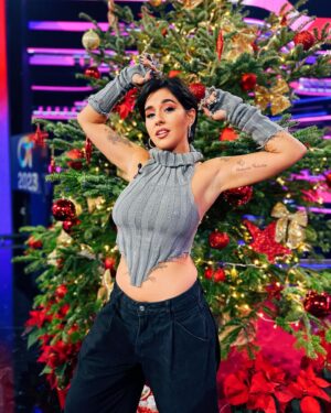 Alejandra Castelló González Instagram - Ya llego la navidad!!! 🎄♥️
.
Por cositas de la vida, yo que siempre soy una pequeña elfa en estas fechas, es el año que menos sensación y espiritu navideño tengo!!! Pero voy a intentarlo hasta el último minuto!!!
.
Que os pedís este año?????? 
.
#feliznavidadamigas