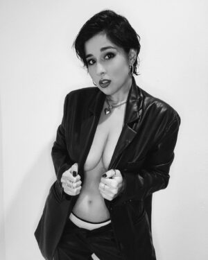 Alejandra Castelló González Instagram - Todo al 🖤