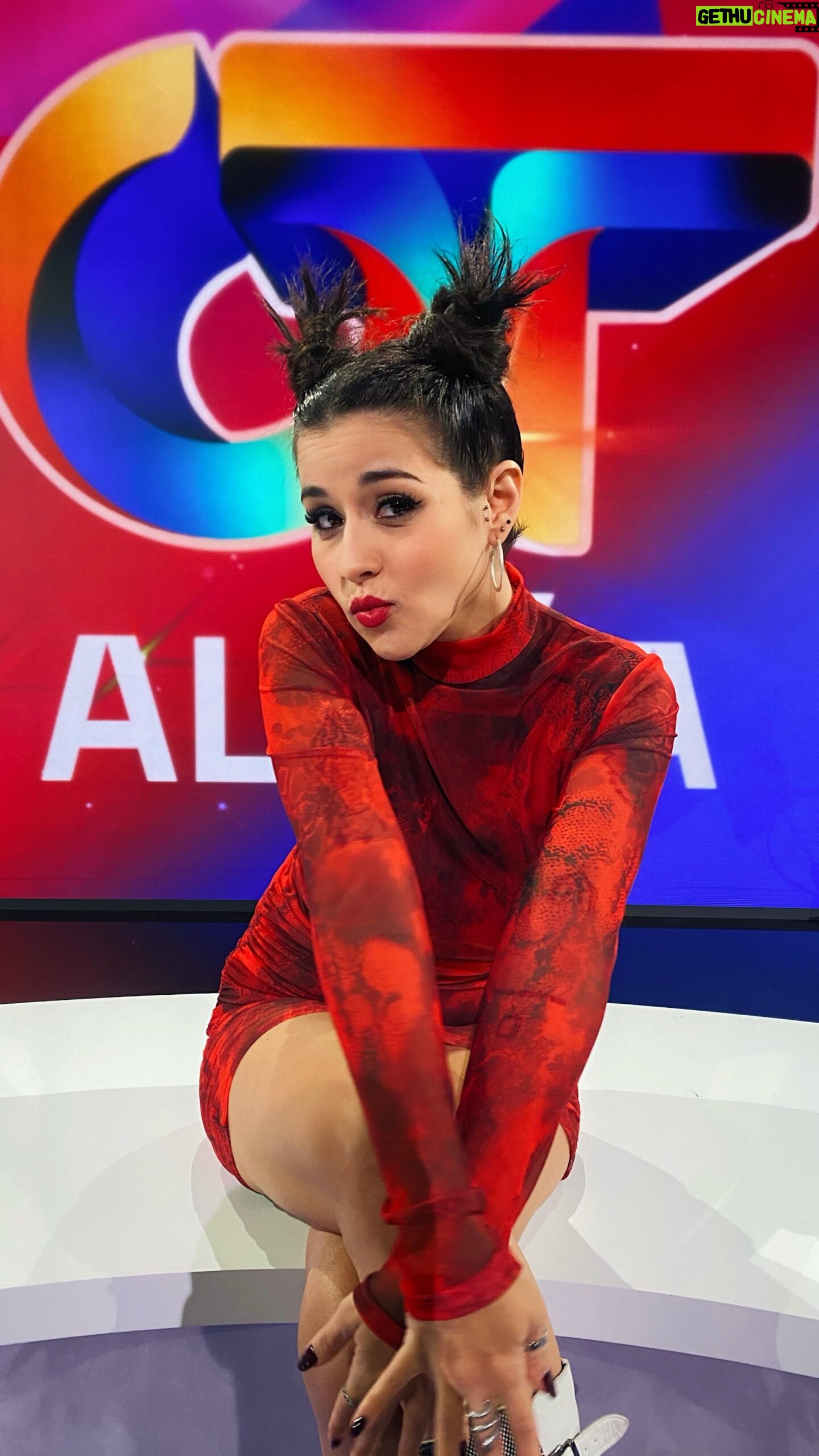 Alejandra Castelló González - 777 Likes - Me han hecho uno de los peinados más chulos que he llevado en la tele! 😍😍😍
.
#meencanta #look #moñitos