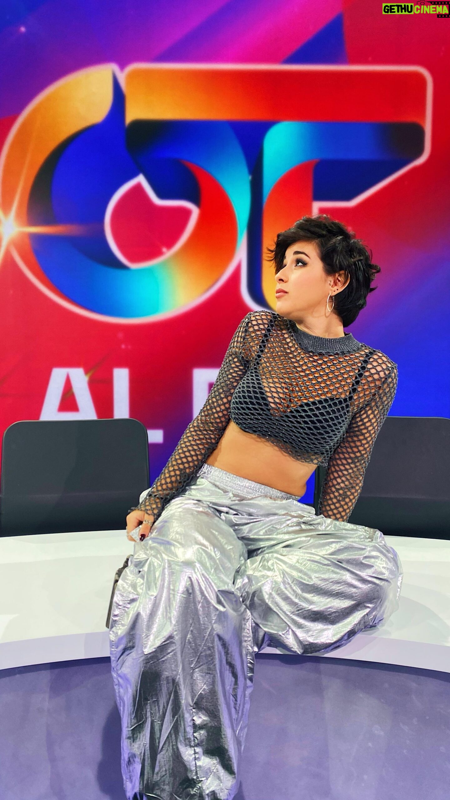 Alejandra Castelló González - 655 Likes - Asi es, más o menos, un dia trabajando en @operaciontriunfo. Ha sido un fantasía ser parte de esta aventura. Faltan las risas, las cenas… pero no soy buena en esto de grabar todo el rato!
.
Por cierto, este contenido no está patrocinado por @redbullesp aunque lo parezca. Ojalá.
.
#ot2023 #operaciontriunfo