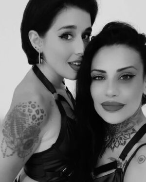 Alejandra Castelló González Instagram - 🖤🔥🌏