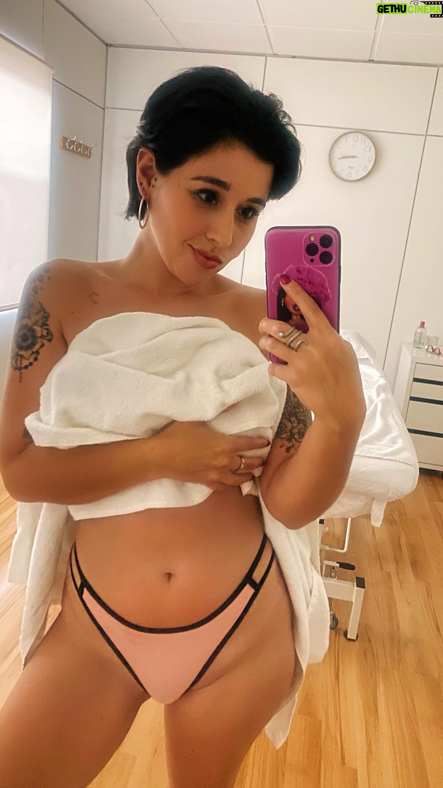 Alejandra Castelló González - 1.1K Likes - Vamos a ver, que me he hecho un “Molding Body” (una masaje colombiano) y he alucinado.
.
Es un masaje que se hace con las manos, una copa y madera. Sirve, entre otras muchas cosas, para la retención de líquidos, para eliminar grasa y reducir volumen! Yo me lo he hecho en @moldingbody_ y me han parecido estupendos.
.
Vamos que en la primera sesión, al minuto, ya me he notado el culo más 🍑🍑🍑 y la cintura más 🐝🐝🐝! Que repito fijo, vamos!