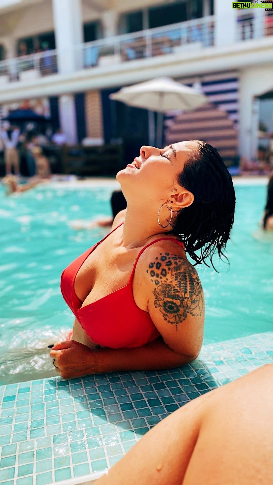 Alejandra Castelló González - 873 Likes - Empieza la época de “tardo mil años en entrar al agua porque esta fría pero luego no quiero salir”.
Alguien más como yo?
.
Y lo demás… pues ella, en la piscina, en el hotel, de concierto, de buena mañana, en el bingo, comiendo espetos, con alergia y con lo que haga falta.
.
#piscina #verano #amor