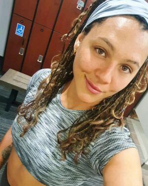 Alejandra Lara Instagram - Today is a good day to start over and do a little better 😊  Feliz inicio de semana! 💪🏼💙