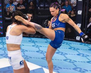 Alejandra Lara Instagram - ¡Alejandra “Azul” Lara🇨🇴 vino a matar! Se lleva la victoria contra Gisela Luna en el primer round por TKO 💥 #CombateGlobal #MuchaMásAcción