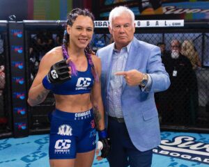 Alejandra Lara Instagram - ¡Alejandra “Azul” Lara🇨🇴 vino a matar! Se lleva la victoria contra Gisela Luna en el primer round por TKO 💥 #CombateGlobal #MuchaMásAcción