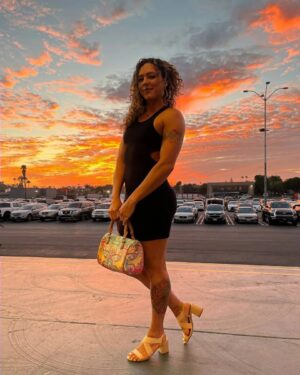 Alejandra Lara Instagram - ☀️🌸🦋 #Sunset #FightNight #ColombianFighter #Bellator300