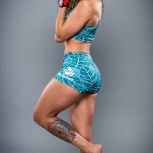 Alejandra Lara Instagram - Todo tranquilo, hasta que llega la hora de sacar a la bestia 😈 #BlueFire #mmagirl #ColombianFighter #AzulMMA