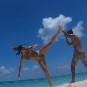 Alejandra Lara Instagram - Hacer #lightsparring en la #playa es mi pasión 😜😎👊🏼 #MMAlifestyle #couplegoals