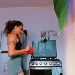 Alejandra Lara Instagram - Ando comiendo de todo, pero con cuidado porque el estómago es delicado y comer en la calle es hasta peligroso... lo bueno es que me gusta pasar tiempo en la cocina, inventar cosas, guardar recetas de Instagram y sacar mi versión porque casi no hago nada al pie de la letra sino más bien a ojo. Aquí hice un no sé qué con un arrocito que me sobró, verduras y otros toques mágicos y no saben lo delicioso que quedó 👩🏽‍🍳👅👌🏼 #organicfood