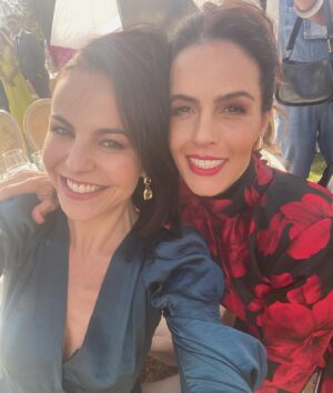 Alejandra Ambrosi Instagram - Muy agradecida de cerrar este proyecto #HermanasGuerra de manera tan especial, rodeada de gente hermosa y muy talentosa. Gracias a mis directores @sevive @mrsadi, a mis productoras @val.martino @iskandaranimariana @fherfranco86 , al increíble crew, a todo el maravilloso elenco, al departamento de maquillaje y vestuario!!! Son lo máximo!! A tod@s!! Por el placer de coincidir !! 💙🙌💙🙌💙 Gracias a #Durango y a toda su gente linda. Gracias a todo el equipo de @marabiertoproductions y por supuesto a @netflixlat 🔥🥰 Gracias a tod@s y cada uno, nos vemos en el que sigue!!! Los quiero!!! ❤️🥂🙌💫🎬#itsawrap