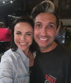 Alejandra Ambrosi Instagram - Muy agradecida de cerrar este proyecto #HermanasGuerra de manera tan especial, rodeada de gente hermosa y muy talentosa. Gracias a mis directores @sevive @mrsadi, a mis productoras @val.martino @iskandaranimariana @fherfranco86 , al increíble crew, a todo el maravilloso elenco, al departamento de maquillaje y vestuario!!! Son lo máximo!! A tod@s!! Por el placer de coincidir !! 💙🙌💙🙌💙 Gracias a #Durango y a toda su gente linda. Gracias a todo el equipo de @marabiertoproductions y por supuesto a @netflixlat 🔥🥰 Gracias a tod@s y cada uno, nos vemos en el que sigue!!! Los quiero!!! ❤️🥂🙌💫🎬#itsawrap
