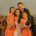 Alejandra Ambrosi Instagram - La familia puede ser de sangre o de corazón, de uno o más miembros, del género que cada quien se sienta identificado. No existe un solo tipo. La familia se construye, se alimenta de amor y de aprendizajes. No hay familias perfectas, hay la voluntad de estar, de amar, de aprender, de tejer un camino juntos pero independientes. Amo a mi familia 🙌❤️✨ #diadelafamilia #felizdiadelafamilia #familyday